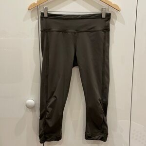 Great Lululemon Olive Capris Leggings—EUC—Size 6